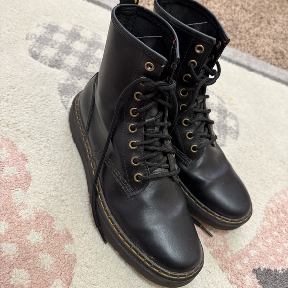 Women size 8 Doc Martens barely worn - Picture 2 of 6